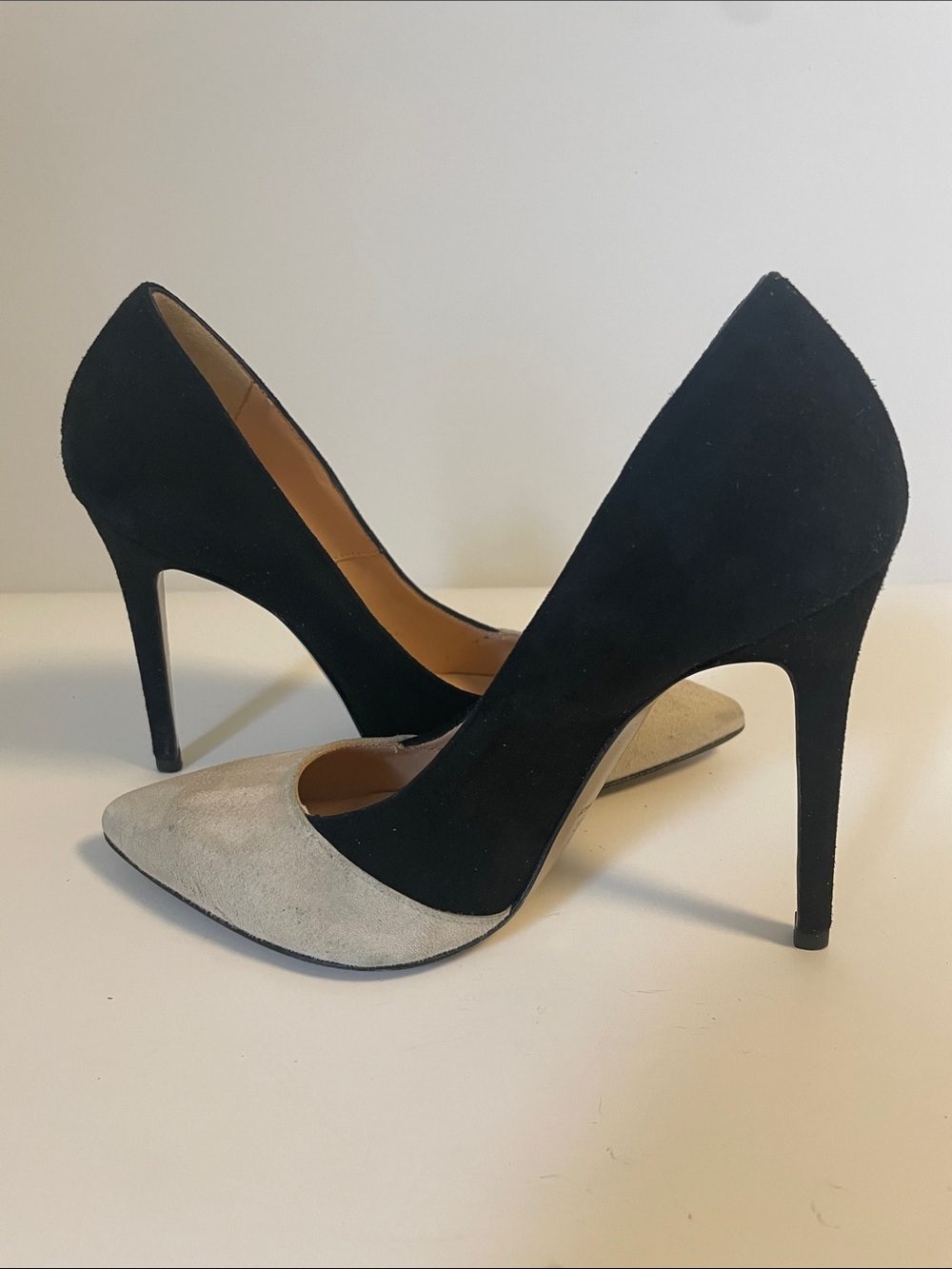 ISLO Isabella Lorusso Italy Black & Cream Suede Pointed Toe Pumps EU 37